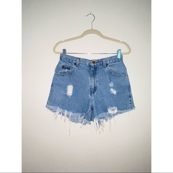 Liz Claiborne Pants - Women’s Liz Claiborne high waisted denim shorts
